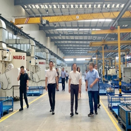 常熟市副市長李漢中參觀考察泰隆集團(tuán)